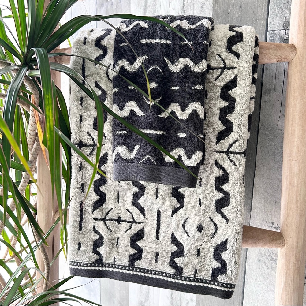 🌴Target Opalhouse 2pc Black & White Vertical Thorns Bath Towel Set - Picture 2 of 9